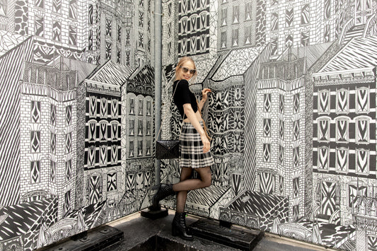 Gunas New York Model Holding Clutch Bag 2